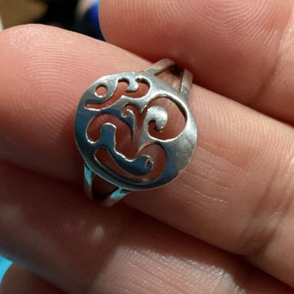 925 Silver Om Symbol Ring - Picture 5 of 6